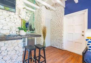 Pool Cottage at Viking Hill - Love Beach في ناسو: غرفة بها كرسيين وباب أبيض