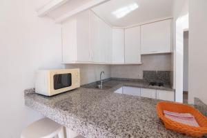 Apartamentos Flamingo的厨房或小厨房