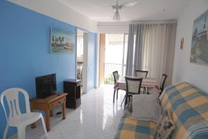 sala de estar con cama, mesa y sillas en One-bedroom Apartment with Sea view and View to Farol da Barra Praiaville, en Salvador