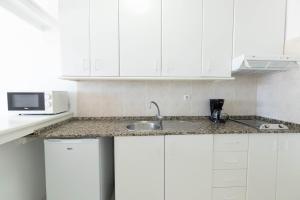 Apartamentos Flamingo的厨房或小厨房