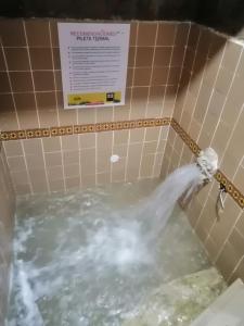 uma banheira cheia de água na casa de banho em Hotel Hacienda El Salitre em Paipa