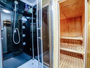 sauna z prysznicem w drewnianym pokoju w obiekcie Gospodarstwo Agroturystyczne Rowerowa Przystań "Jankesówka" w Lidzbarku Warmińskim