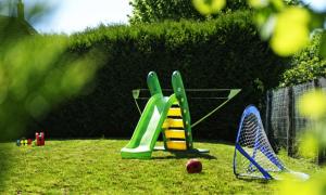 un groupe d'équipements de jeux pour enfants sur l'herbe dans l'établissement La Garçonnière, à Treigny