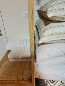 Rúm í herbergi á Divcibare apartmani Gavrić