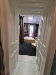 ザグレブにあるMarabeth Guest Houseのベッドと廊下が備わる客室です。