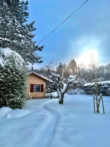 Sielankowy domek w górach saat musim dingin