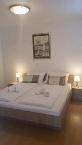 Posteľ alebo postele v izbe v ubytovaní Apartments Corner + 37 fotografií