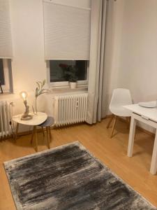 - un salon avec une table et une fenêtre dans l'établissement Urlaub am Strand, à Timmendorfer Strand
