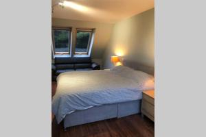 1 dormitorio con cama, escritorio y silla en Private Coach house in gated residence en Stirling