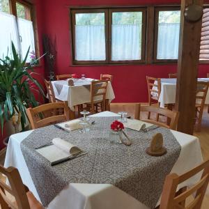 A restaurant or other place to eat at Chalet Rosa dei Monti