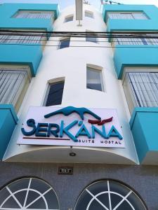 una señal en el lateral de un edificio en Serk'ana Suite Hostal, en Arequipa