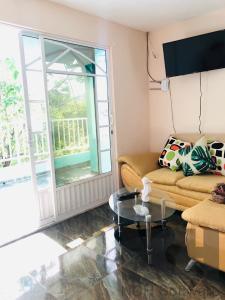 sala de estar con sofá y mesa de cristal en Apartamento Turistico Eisamar en San Andrés