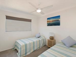 Un dormitorio con dos camas y una ventana. en Peurto Vallerta Unit 2, en Gold Coast 7 fotos más