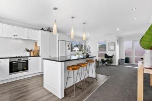 Kjøkken eller kjøkkenkrok på Stunning Tranquil Home with Green Space Views