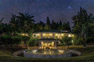 Una casa de noche con un cielo estrellado en Hawaii Island Retreat at Ahu Pohaku Ho`omaluhia, en Kapaau