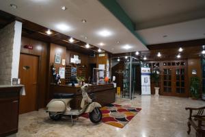 un scooter est garé dans le hall du magasin dans l'établissement Hotel Tre Monti, à Popoli