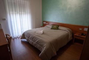 ポーポリにあるHotel Tre Montiのベッドルーム1室(ベッド1台、大きな窓付)
