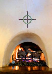 une arche avec une cheminée et une ancre sur le mur dans l'établissement El Portal Sedona Hotel, à Sedona