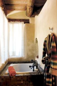 La salle de bains est pourvue d'une baignoire et d'une fenêtre. dans l'établissement El Portal Sedona Hotel, à Sedona