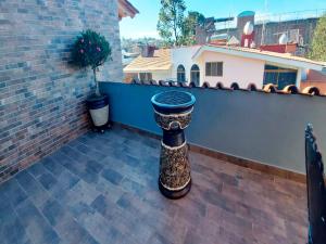 Rõdu või terrass majutusasutuses Hotel Suites La Fortuna
