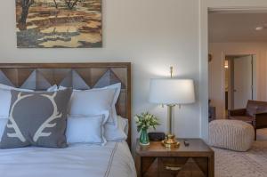 Tempat tidur dalam kamar di Hidden Hollow 3 Bedroom Executive Monthly Rental Minimum 30 night Rental
