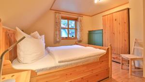 ein Schlafzimmer mit einem Bett und einem Fenster in der Unterkunft Heideröschen Park Heideröschen 5 in Zingst