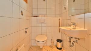 Ein Badezimmer in der Unterkunft Heideröschen Park Heideröschen 5