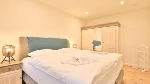 En eller flere senge i et værelse på Strandhaus Zingst Apartment 13