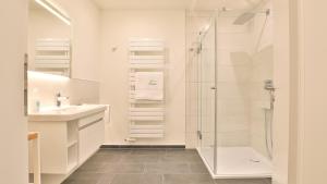 Et badeværelse på Strandhaus Zingst Apartment 13 + 7 billeder