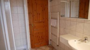 bagno con lavandino e porta in legno di Windflüchter Treibholz a Prerow