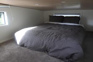 Een bed of bedden in een kamer bij Big View from a Tiny House, Cashmere