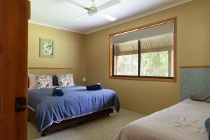 Hunter Hideaway Cottages tesisinde bir odada yatak veya yataklar