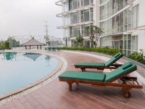 Kolam renang di atau dekat dengan Fully Furnished Studio with Comfort Design Majestic Point Serpong Apartment By Travelio