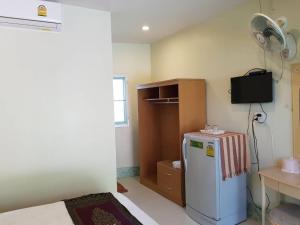 eine kleine Küche mit einem Kühlschrank und einem Ventilator in der Unterkunft Discovery House Hotel SHA Plus in Nai Yang Beach