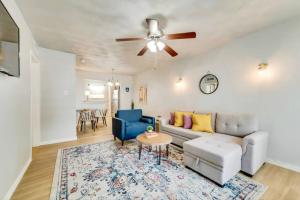 Χώρος καθιστικού στο Urban Relaxation 2 BR Apartment