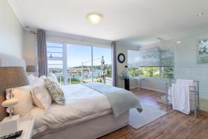 una camera da letto con un letto grande e una grande finestra di Alfred View a Port Alfred