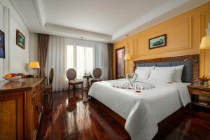 Postel nebo postele na pokoji v ubytování Hanoi Pearl Hotel