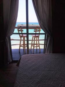 a bedroom with a bed and a table and two chairs at Nuestra Cabañita in Playa Blanca