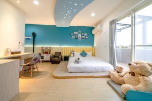 Una cama o camas en una habitación de Playful Paradise