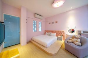 Una cama o camas en una habitación de Playful Paradise