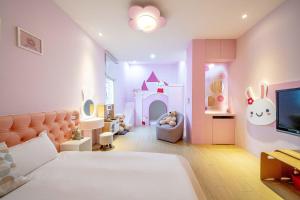 a childs bedroom with a bed and a play room at Playful Paradise in Dongshan