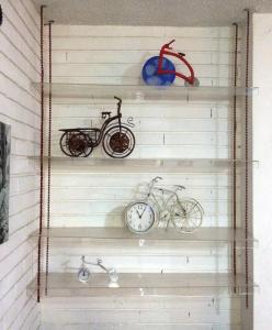 two bikes and a clock on a wall at Departamento completo a pasos de Santa Lucia mty in Monterrey