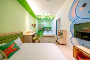 a childrens room with a bed and a tv at Playful Paradise in Dongshan