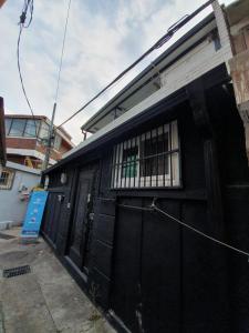 um edifício preto com uma porta e uma janela em Jinho's Guest House em Seul