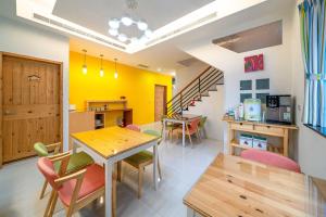 Una cocina o kitchenette en Playful Paradise