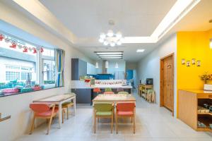 Una cocina o kitchenette en Playful Paradise