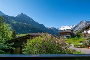 een uitzicht op de bergen vanuit een huis bij Chalet Apollo in Adelboden