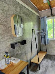 een kamer met een ladder, een plank en een spiegel bij Smile Box Coffee & Resort in Ban Nong Hin