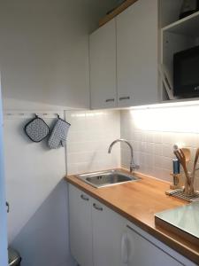 A kitchen or kitchenette at Cabourg, T2 parfait pour vous ! Proche plage et centre-ville, 2 à 4 pers. Még 8 kép