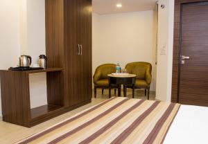 Příslušenství pro přípravu čaje a kávy v ubytování Hotel Pawan Plaza Near BLK-Max Hospital